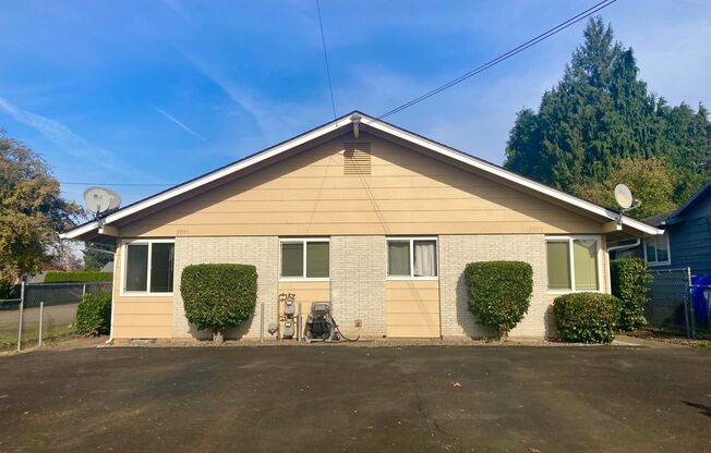 *$500 OFF FIRST FULL MONTH'S RENT* Charming 2-Bed, 1-Bath Remodeled Duplex with Brand New Flooring, Fireplace, A/C, and Water/Sewer Included – Prime Milwaukie Location!