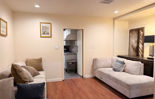 2500 Benedict Canyon Dr