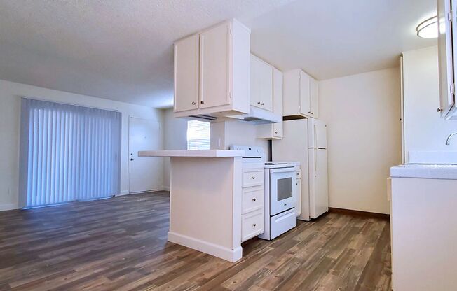 2 beds, 1 bath, 800 sqft, $1,995, Unit 33-05