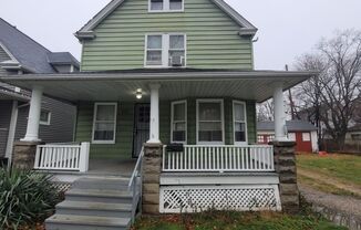 Single Family Home 3 beds 1 bath Available Now!