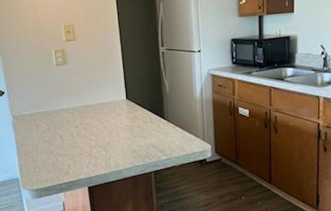 1 bed, 1 bath, $525, Unit Apt 5 - middle floor