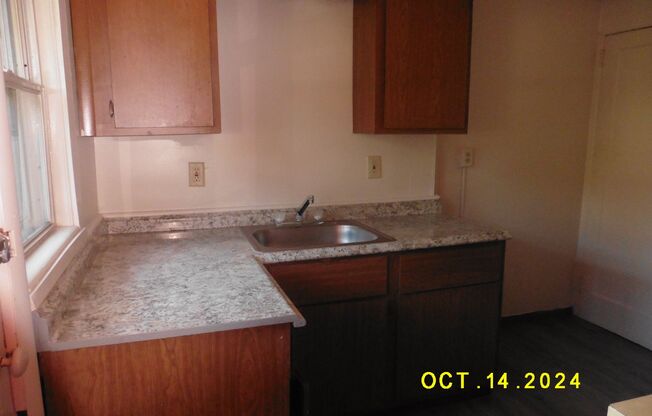 3 beds, 1 bath, $1,095