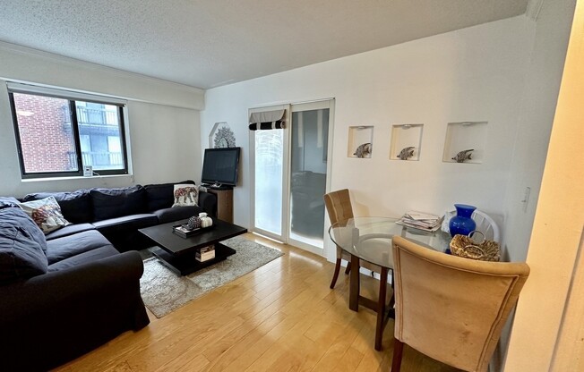3 beds, 1.5 baths, 900 sqft, $3,200, Unit 608