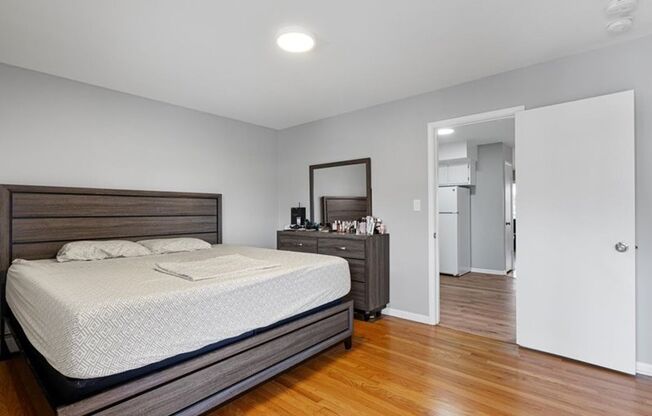 2 beds, 1 bath, 950 sqft, $1,800, Unit 644-19