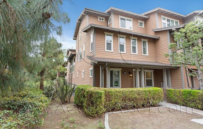 Beautiful 3 Bed/3.5 Bath Condo In Tustin!