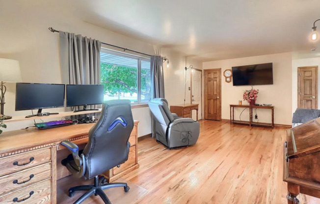 Huge room in a large shared home, private bathroom, great neighborhood, friendly roommates!