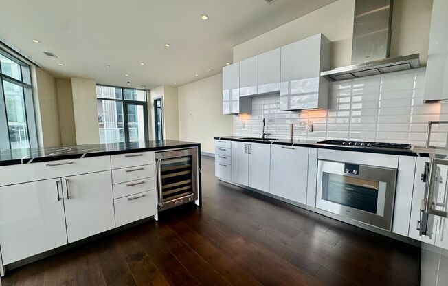 2 beds, 2 baths, 1,455 sqft, $4,000, Unit 1103