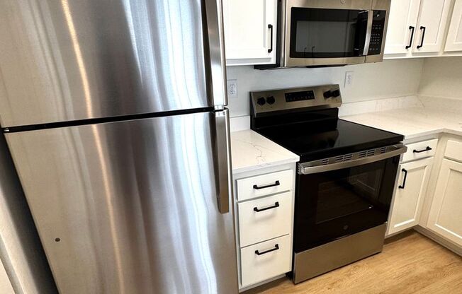 Fully Renovated 3BR/3BA Condo at Harper Flatts – Partially Furnished & Close to Auburn University!