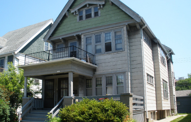 3372 N OAKLAND AVE