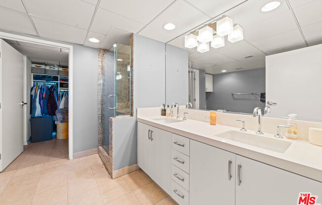1 bed, 1.5 baths, 993 sqft, $4,700, Unit 720