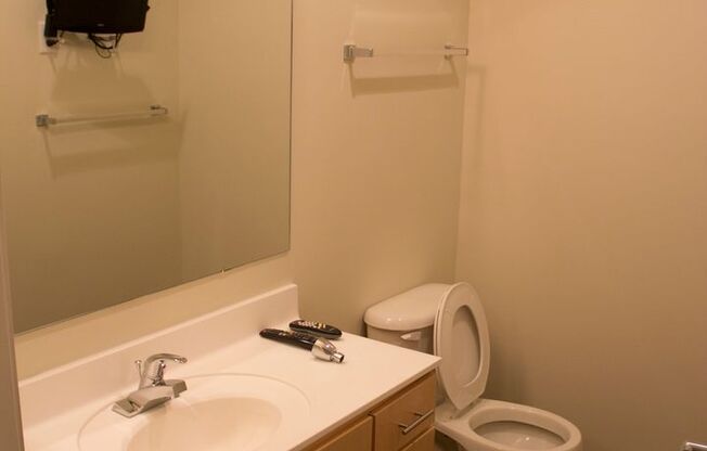 3 beds, 2 baths, $2,235, Unit 205 - Updated