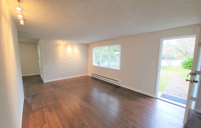 Available Charming 2BD, 1BA Shoreline Ridgecrest Cottage