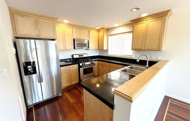 3 BED SEATTLE TOWNHOME FOR RENT W HIGH END FINISHES & EASY COMMUTE