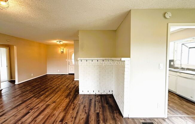 Lovely 3BD|1BA Home in Oregon City w/Basement!