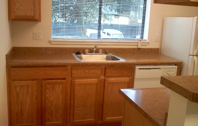 2 beds, 1 bath, 895 sqft, $1,755, Unit T203