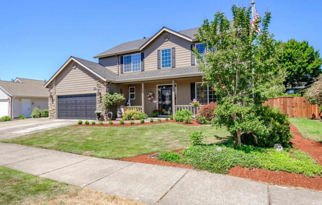 Awesome Find!!! 3bd/2.5ba + Bonus Area Upstairs in Keizer Home with TONS of Parking & Large Fenced Yard & Pool!