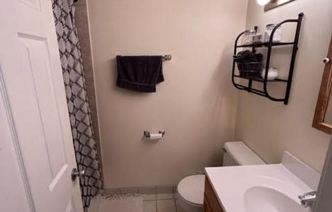 Modern 2 Bed- 2 Bathroom- In unit laundry- Pool- Garage parking