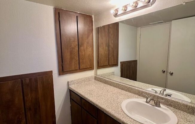 1 bed, 1 bath, 700 sqft, $1,595, Unit 36