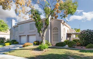 3 Bedroom 2.5 Bath Townhouse! Community Pool and Spa