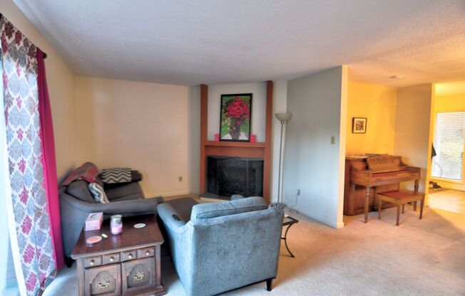 Conveniently located Carrboro 3 bed/2.5 bath Townhouse