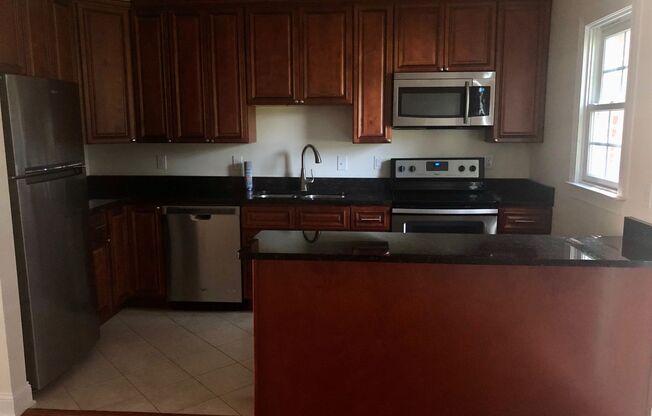 2 beds, 1 bath, 895 sqft, $1,440, Unit 030