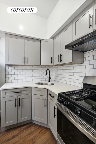 3 DOYERS ST