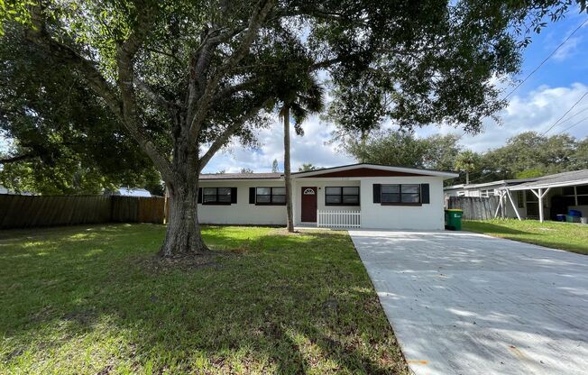 Spacious 4-Bedroom, 2-Bathroom Home with Fence, Washer & Dryer in Titusville – Perfect for Family Living! Ready to Move in Nov. 26th!