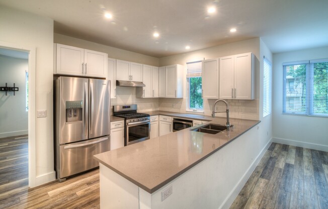 UT PRE-LEASE: Constructed August 2018, Luxury North Campus 3 bed / 3 bath home