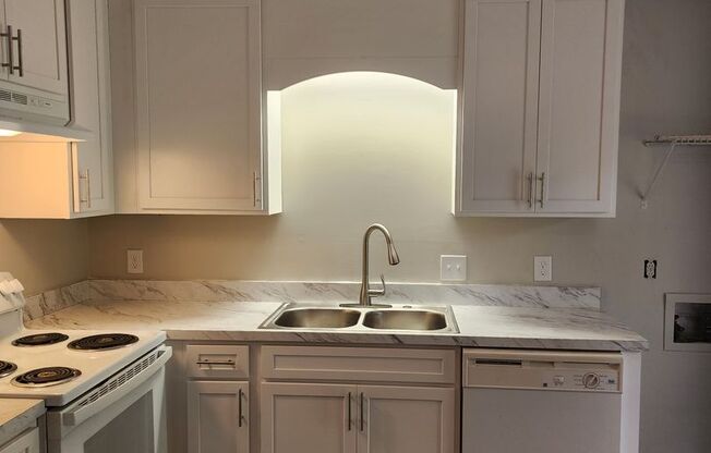 2 Bd/ 1Ba Downstairs apartment, close to Savannah State, Victory Drive, and Memorial Hospital.
