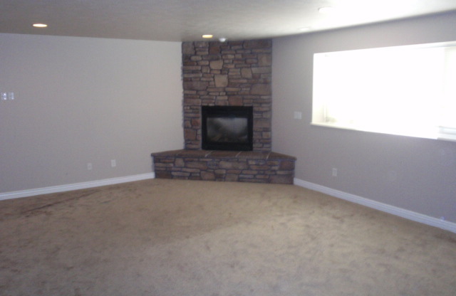 Beautiful Spacious Roy home for rent