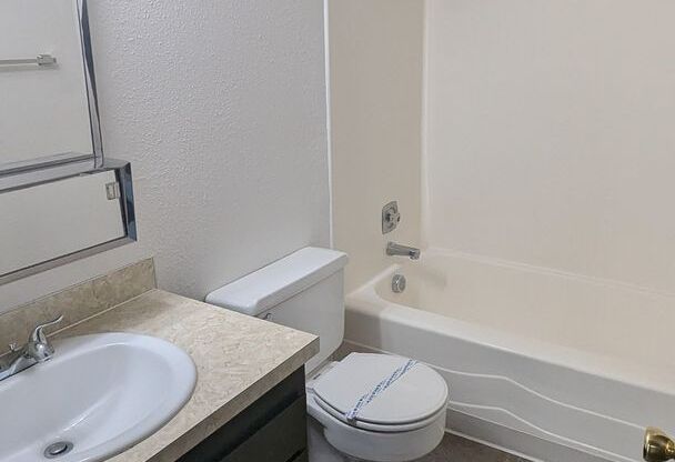 1 bed, 1 bath, 687 sqft, $1,095, Unit 42