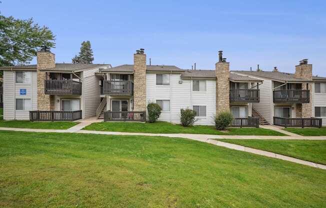 Reflections at Cherry Creek in Aurora, CO trails leading up to the apartment buildings
