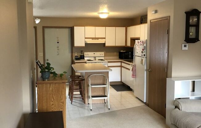 2 beds, 1 bath, 925 sqft, $1,000