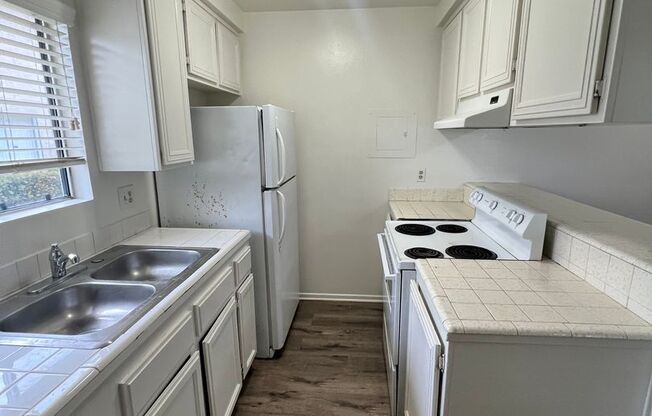 2 beds, 1 bath, $2,295