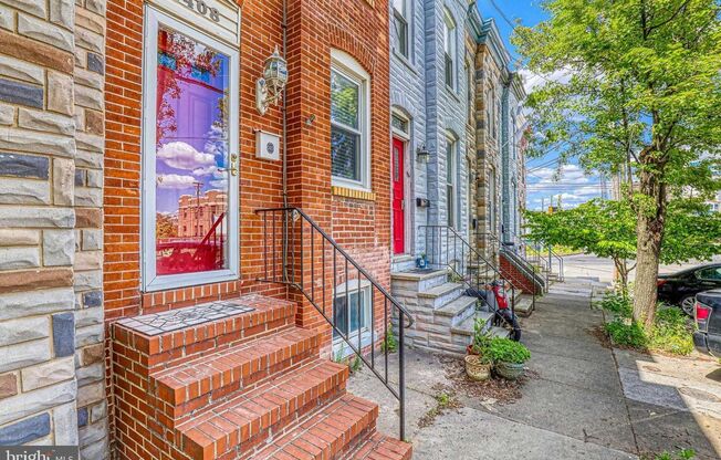 Live in the heart of the hottest neighborhood in Baltimore in this 2bd 1bth rowhome!