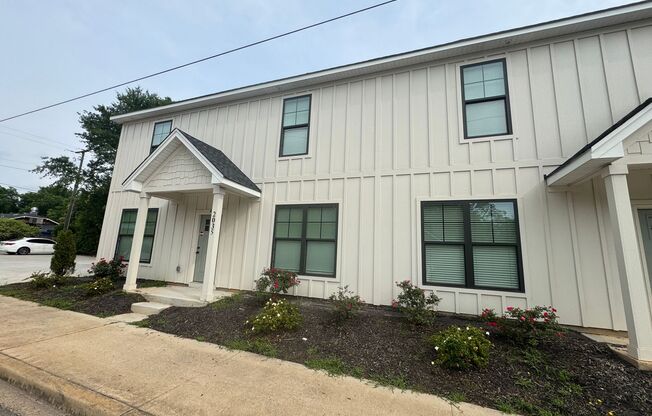 Modern Townhome in Rosewood – Walk to USC, Dining & More!