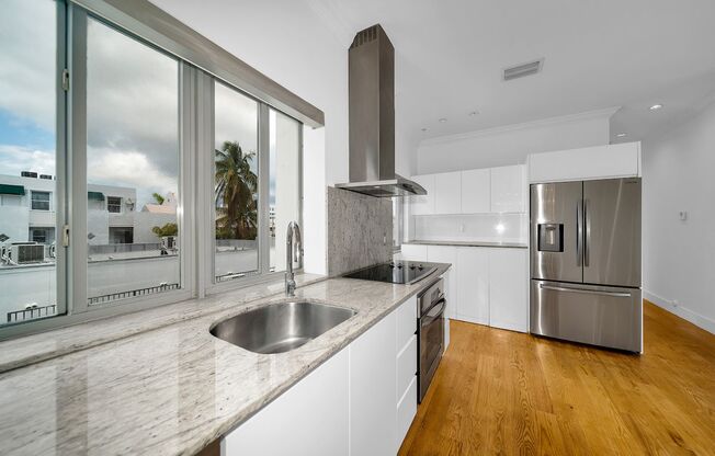 Centrally located: 2 bed/2baths with 1000 sqf terrace steps from Lincoln Road (SOUTH BEACH)