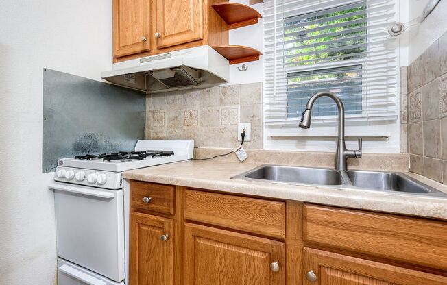 San Diego Two Weeks FREE PRIVATE DETACHED STUDIO • PRIVATE FENCED YARD • GOLDEN HILL