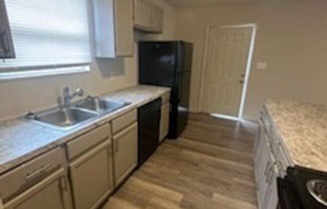 3 beds, 1 bath, $1,300, Unit Unit 3