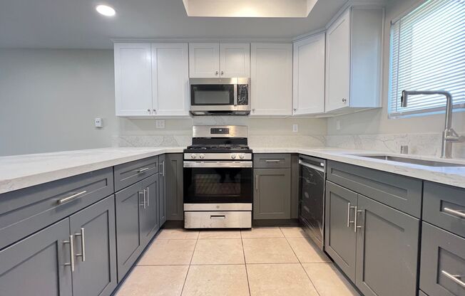 Lovely 3 Bed 2.5 Bath Townhome with 2 Car Garage in Placentia