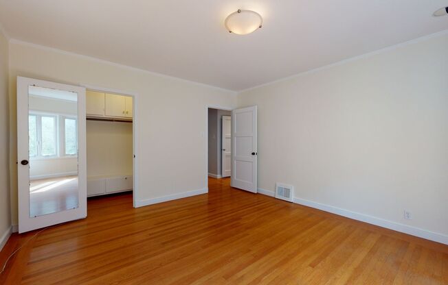 2 beds, 1 bath, $4,500, Unit 2539 Lombard