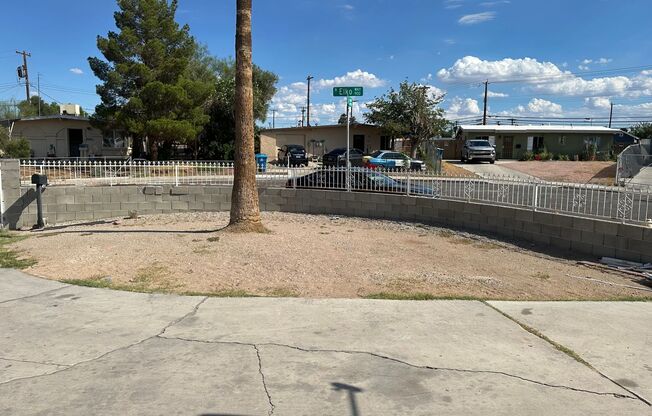 3 BEDROOMS 2 BATHROOMS HOUSE AVAILABLE FOR RENT !!!