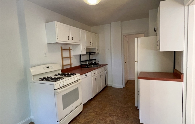 2 beds, 1 bath, 1,026 sqft, $3,000, Unit R2C