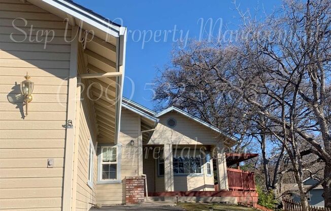 3 Bedroom 2 Bathroom w/ Landscape and Pest Control Included w/ Rent!