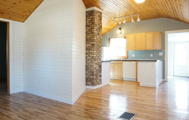 Cozy Cottage with garage and fenced yard