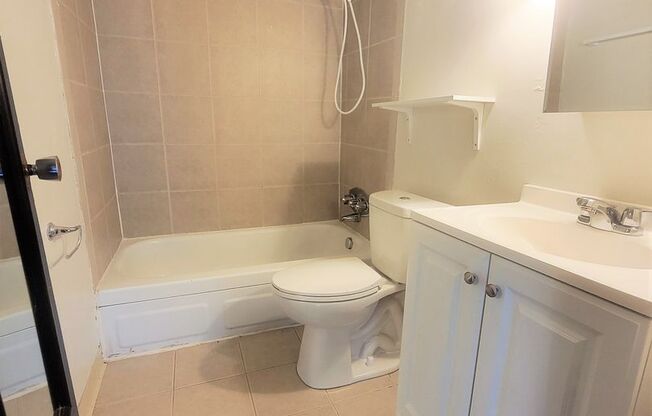 1 bed, 1 bath, $1,095, Unit 9