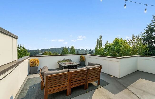 Beatiful 2 bed/ 2 bath townhome in Madison Valley!