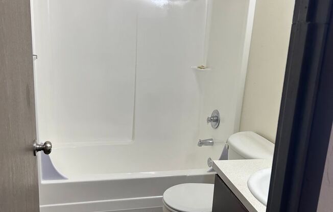 2 beds, 1 bath, $1,350, Unit B18