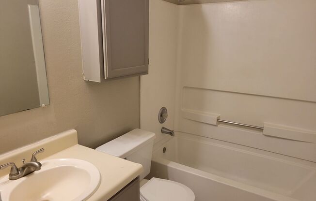 Luxurious 2 bed/2-bath apartment minutes from Whiteoak Shopping