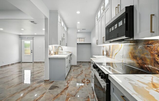 ***936 Elwood Duplex***